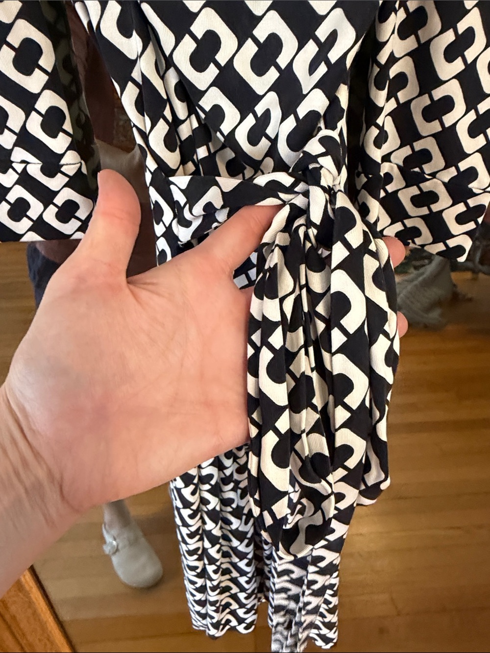 Diane Von Furstenberg Black & White Geometric Wrap Dress - Picture 8 of 9